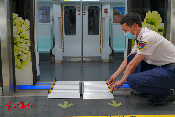 洛阳地铁上线适老化服务新举措，全线33座车站均配备“无障碍渡板”